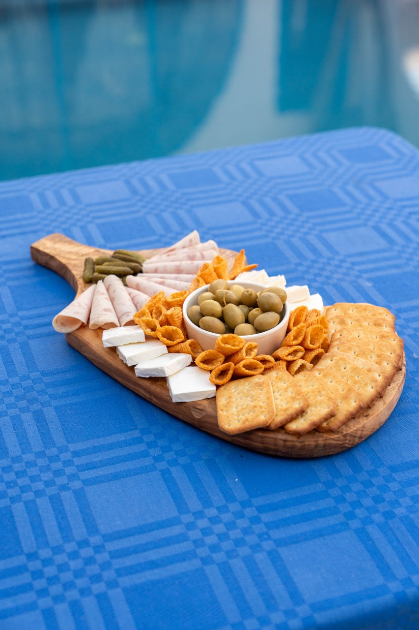 Schneide- und Servierbrett aus Olivenholz mit Handgriff – handgefertigt & einzigartig