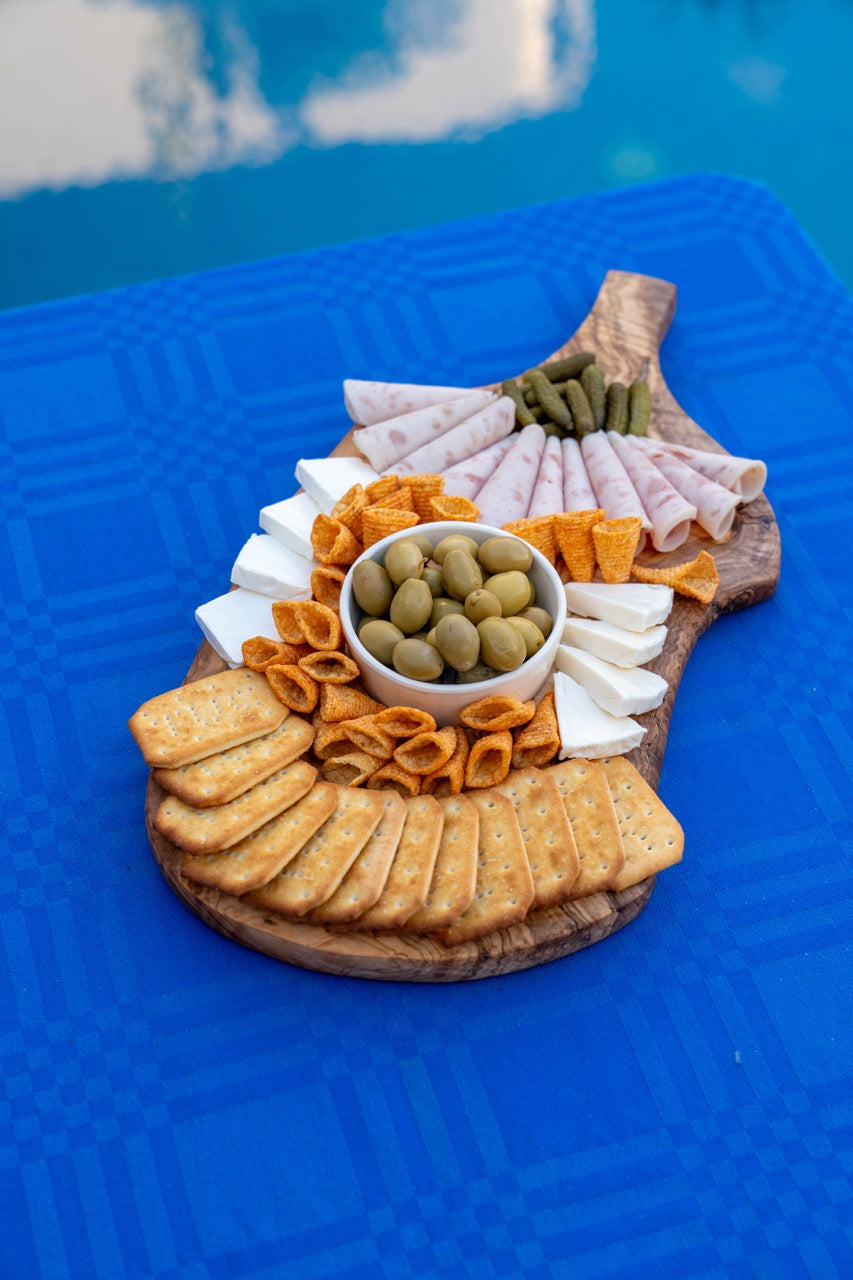 Schneide- und Servierbrett aus Olivenholz mit Handgriff – handgefertigt & einzigartig