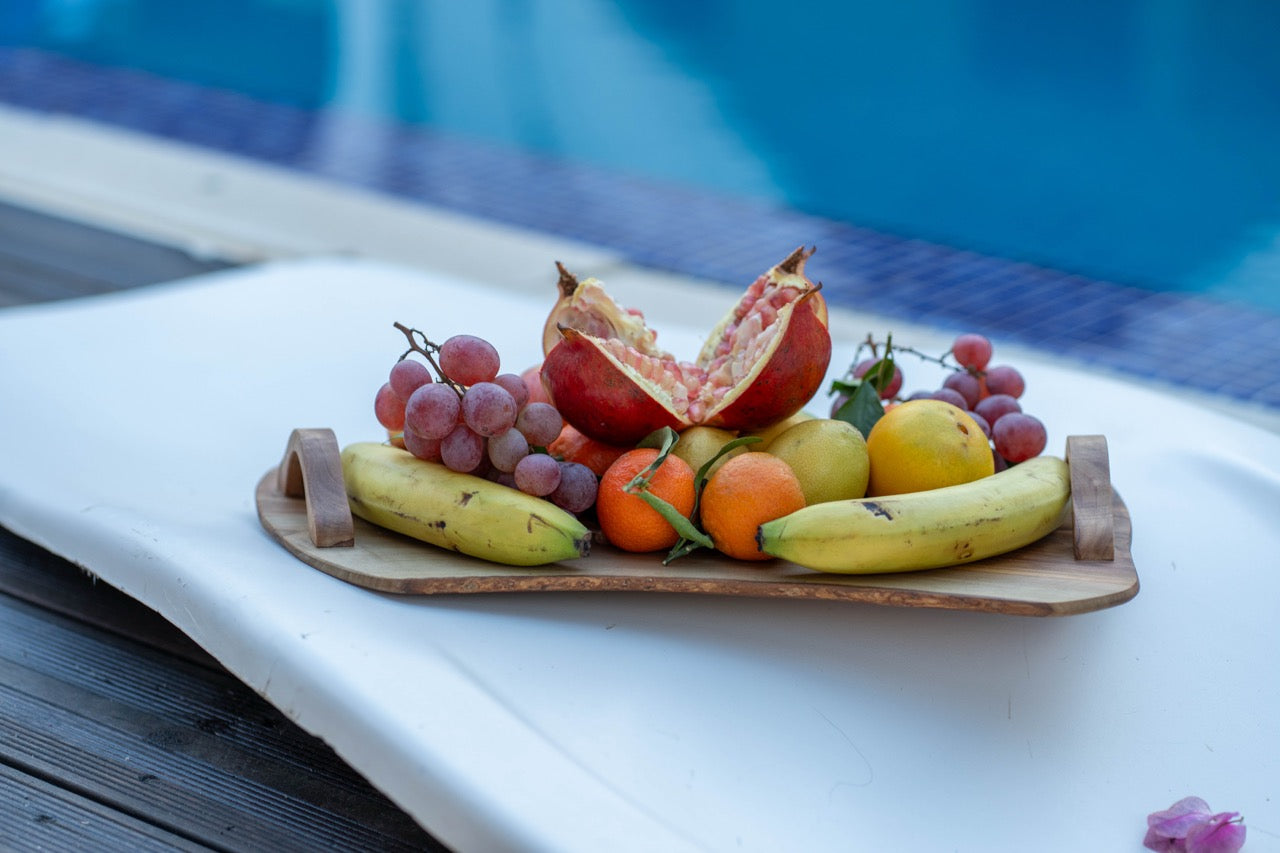 Servierbrett aus Olivenholz mit Griffen – handgefertigt & einzigartig