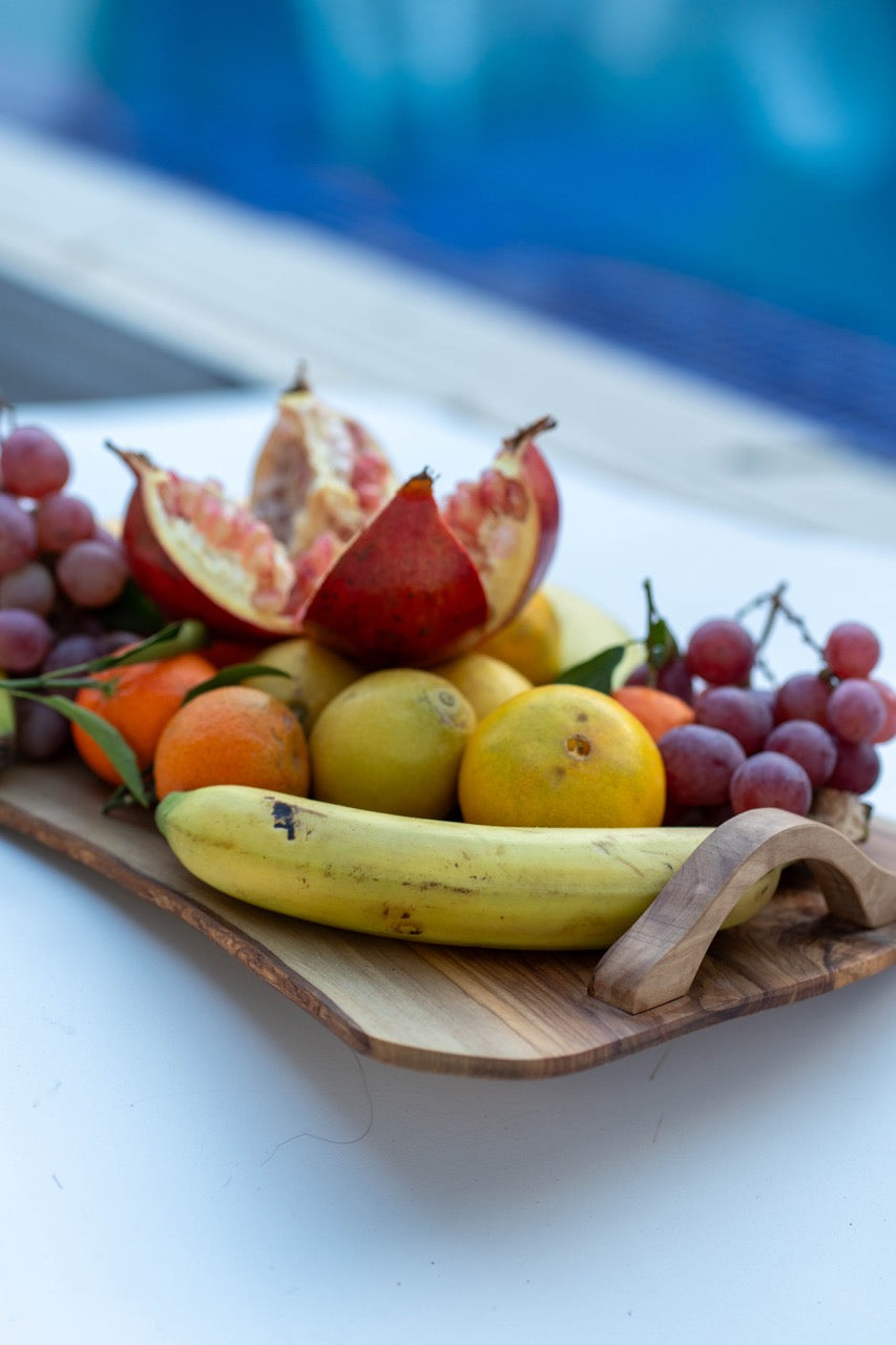 Servierbrett aus Olivenholz mit Griffen – handgefertigt & einzigartig